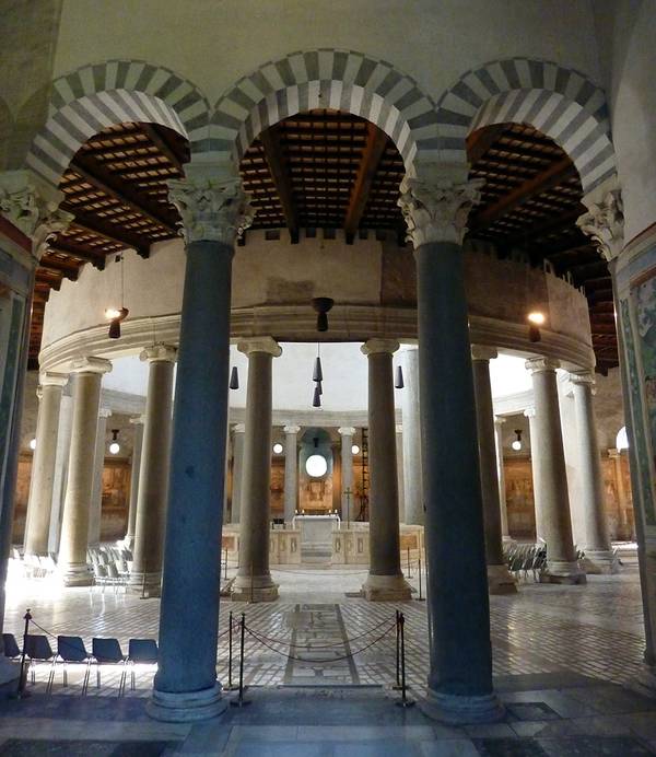 Das Innere von San Stefano Rotondo, ehemaliger Klosterkirche der Pauliner in Rom.