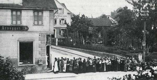 Käuferschlangen vor einer Metzgerei 1918 wegen Fleischknappheit