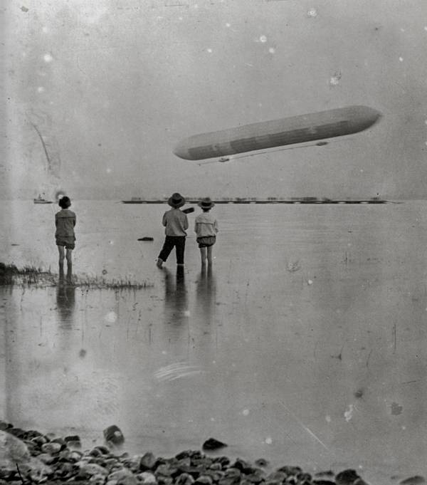 Kinder beobachten den Aufstieg des ersten Zeppelin-Luftschiffes 1900 in der Manzeller Bucht