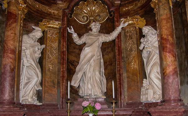 Paulinermönche Statuen eines Altars in der ehem. Klosterkirche Maria Tal (Marianka SL) Ort des Generalkapitels
