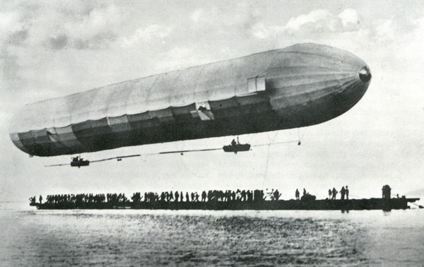 Erster Start eines Zeppelin-Luftschiffes am 2. Juli 1900 vom Bodensee bei Manzell