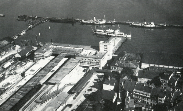 Der Neubau des Hafenbahnhofs neben dem alten Hafenbahnhof. Foto von 1933