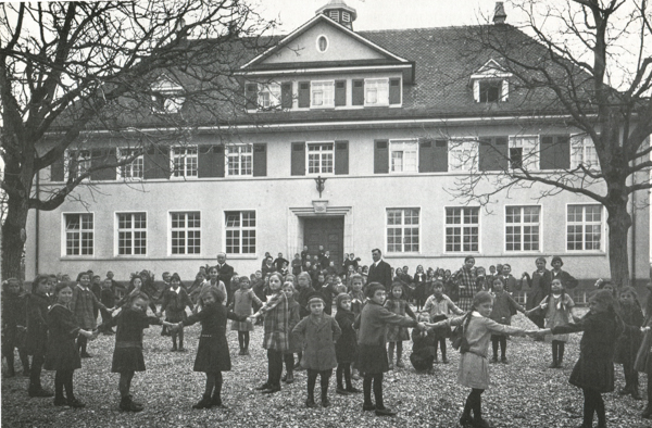 Das 1924 erbaute Schulhaus der Gemeinde Hemigkofen, ab 1936 auch Rathaus. Foto 1930