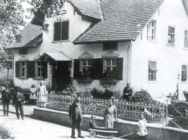Simon Birk, Schultheiß der Gemeinde Hemigkofen 1888-1912, vor seinem Wohnhaus in der heutigen Hemigkofener Straße, heute Apotheke
