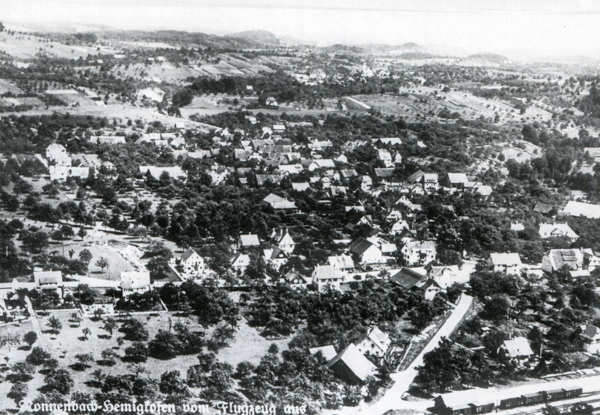Luftaufnahme frühe 1930er Jahre. Die Hauptstraße in der Bildmitte und die nach links oben abgehende Tettnanger Straße trennte die Gemeinden Hemigkofen und Nonnenbach