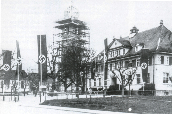 Beflaggter Rathausplatz Kressbronn während des Kirchenbaus um 1936