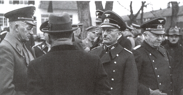 Karl Gotthardt, Bürgermeister 1934-1945, in der Bildmitte, im Gespräch mit Gauleiter Murr links