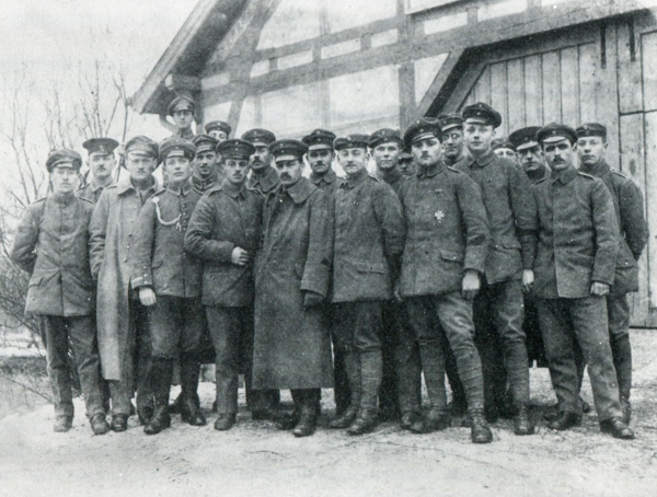 Der Soldatenrat Weingarten Anfang 1919. Der Vorsitzende Ludwig Knaus, 4. von links in der ersten Reihe, rechts neben dem Soldat mit der Schützenschnur