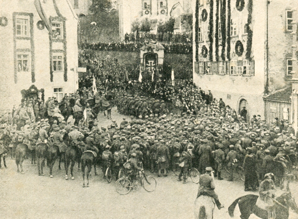 Stadtschultheiß Reich begrüßt die zurückkehrenden Truppen am 18. Dez. 1918 vor der Münstertreppe in Weingarten