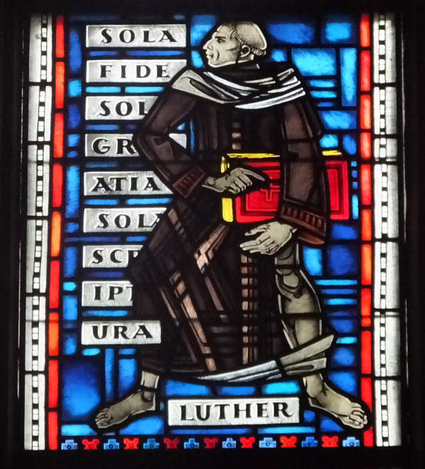 „Sola …“. Kirchenfenster Speyer.